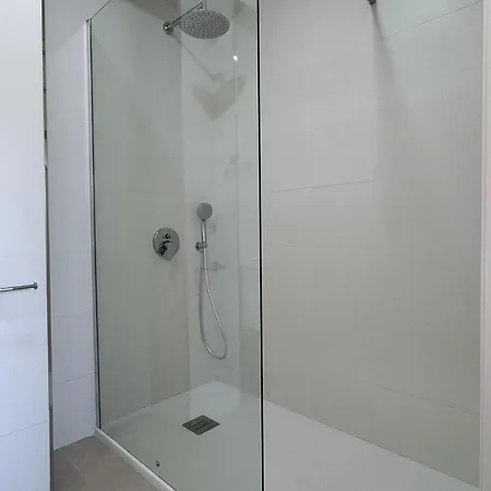 Nuevo Y Luminoso En El Corazon De شقة